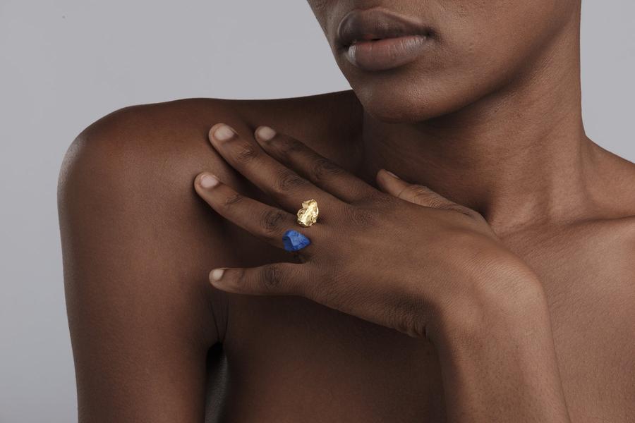 THE WILD FLOWER Ring with Blue Lapis Stone